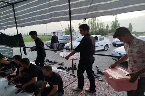 تصاویر/ فعالیت موکب مدرسه علمیه نقده در مسیر تردد زوار مرز تمرچین