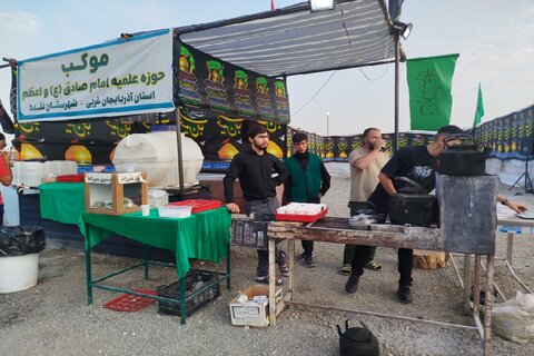 تصاویر/ فعالیت موکب مدرسه علمیه نقده در مسیر تردد زوار مرز تمرچین