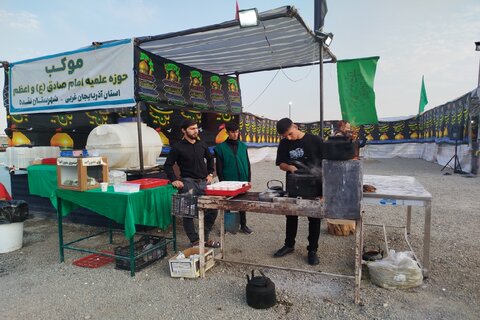 تصاویر/ فعالیت موکب مدرسه علمیه نقده در مسیر تردد زوار مرز تمرچین