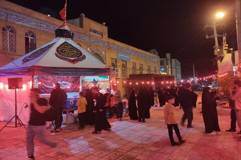 تصاویر/ خادمان موکب سیدالشهدا(ع) قصرشیرین در حال خدمت‌رسانی شبانه‌روزی به زائران اربعین