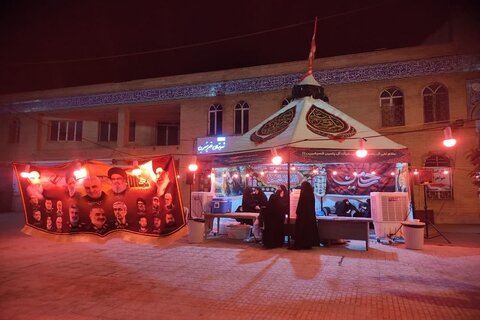 تصاویر/ خادمان موکب سیدالشهدا(ع) قصرشیرین در حال خدمت‌رسانی شبانه‌روزی به زائران اربعین