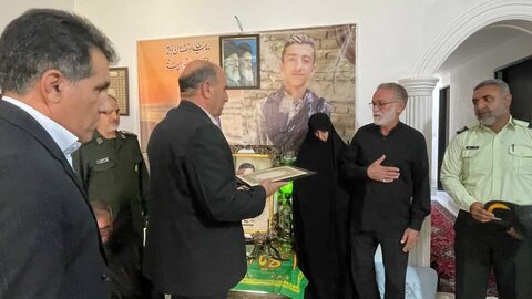 تصاویر دیدار مدیرکل بنیاد شهید لرستان با خانواده شهید والامقام امیرحسین طولابی