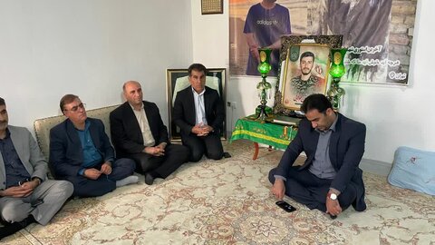 تصاویر دیدار مدیرکل بنیاد شهید لرستان با خانواده شهید والامقام امیرحسین طولابی