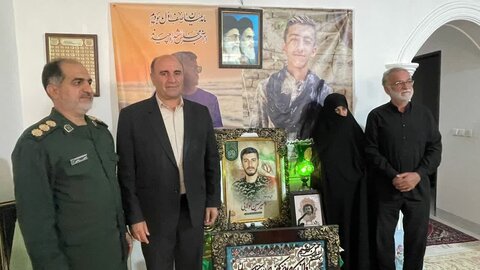 تصاویر دیدار مدیرکل بنیاد شهید لرستان با خانواده شهید والامقام امیرحسین طولابی