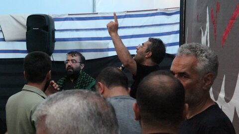 تصاویر/اقامه نماز جماعت و مراسم عزاداری در موکب سنگرسازان بی سنگر حسینی در کربلای معلی
