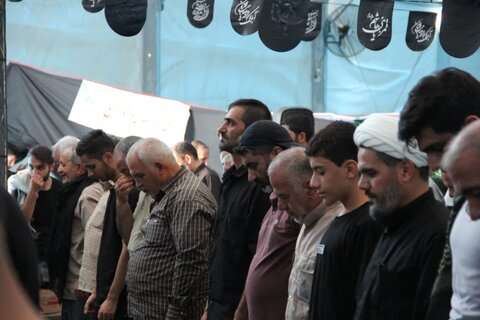 تصاویر/اقامه نماز جماعت و مراسم عزاداری در موکب سنگرسازان بی سنگر حسینی در کربلای معلی
