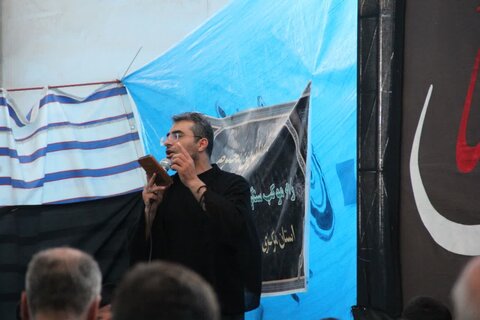 تصاویر/اقامه نماز جماعت و مراسم عزاداری در موکب سنگرسازان بی سنگر حسینی در کربلای معلی