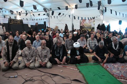 تصاویر/اقامه نماز جماعت و مراسم عزاداری در موکب سنگرسازان بی سنگر حسینی در کربلای معلی
