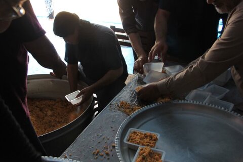 تصاویر/پذیرایی از زائران اباعبدالله الحسین علیه السلام در موکب سنگرسازان بی‌سنگر حسینی