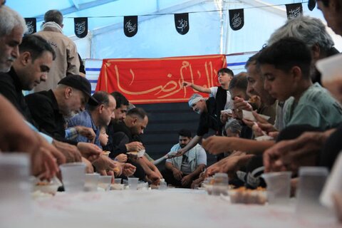 تصاویر/پذیرایی از زائران اباعبدالله الحسین علیه السلام در موکب سنگرسازان بی‌سنگر حسینی