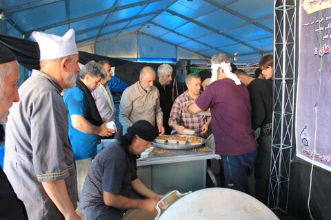 تصاویر/پذیرایی از زائران اباعبدالله الحسین علیه السلام در موکب سنگرسازان بی‌سنگر حسینی