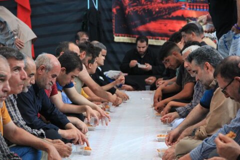 تصاویر/پذیرایی از زائران اباعبدالله الحسین علیه السلام در موکب سنگرسازان بی‌سنگر حسینی