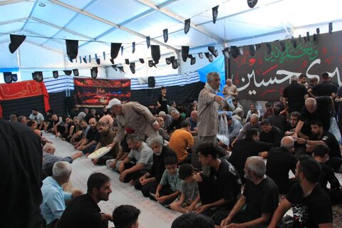 تصاویر/پذیرایی از زائران اباعبدالله الحسین علیه السلام در موکب سنگرسازان بی‌سنگر حسینی