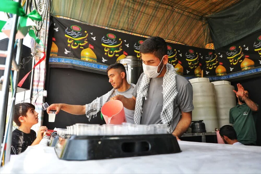 فیلم| پذیرایی موکب شهدای گمنام شهرستان سلماس از زوار خارجی و ایرانی
