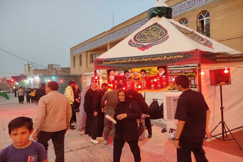 تصاویر/ خادمان موکب سیدالشهدا(ع) قصرشیرین در حال خدمت‌رسانی شبانه‌روزی به زائران اربعین