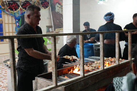 تصاویر/ضیافت عشق در چذابه؛ روایتی از خدمت رسانی مواکب به زائران اربعین حسینی