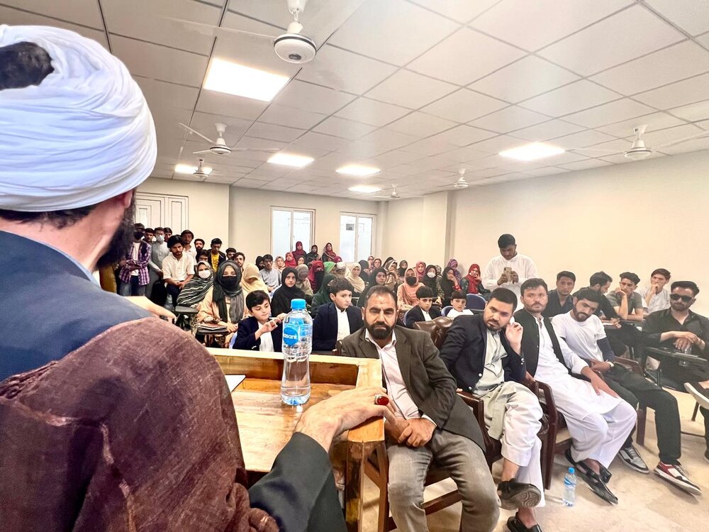 محقق پاکستانی: بازگشت به قرآن و پرورش نسل جوان آگاه، راه نجات امت اسلامی است