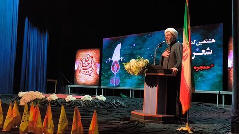 تصاویر برگزاری کنگره سراسری شعر عاشورا با عنوان حنجره های سرخ در الیگودرز