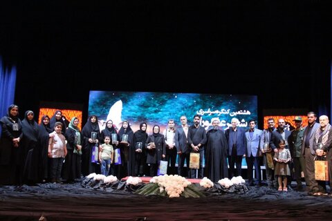 تصاویر برگزاری کنگره سراسری شعر عاشورا با عنوان حنجره های سرخ در الیگودرز