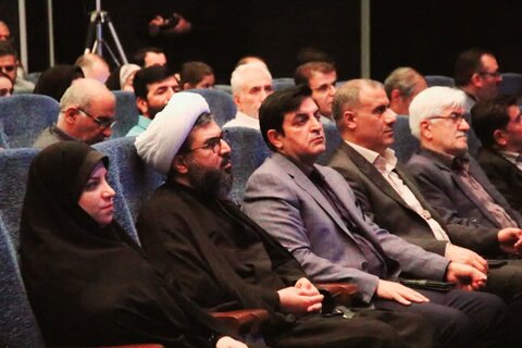 تصاویر برگزاری کنگره سراسری شعر عاشورا با عنوان حنجره های سرخ در الیگودرز