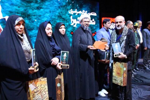 تصاویر برگزاری کنگره سراسری شعر عاشورا با عنوان حنجره های سرخ در الیگودرز