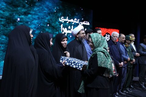 تصاویر برگزاری کنگره سراسری شعر عاشورا با عنوان حنجره های سرخ در الیگودرز