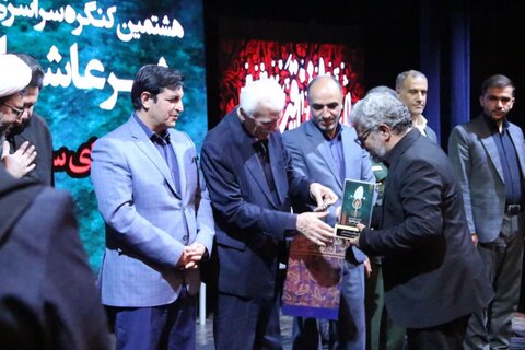 تصاویر برگزاری کنگره سراسری شعر عاشورا با عنوان حنجره های سرخ در الیگودرز