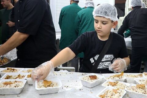 تصاویر/ پذیرایی خادمان حرم کریمه اهل بیت(ع) از زوار اربعین