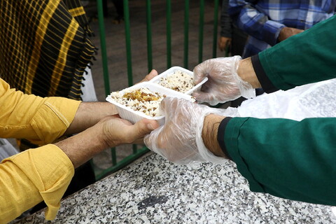 تصاویر/ پذیرایی خادمان حرم کریمه اهل بیت(ع) از زوار اربعین