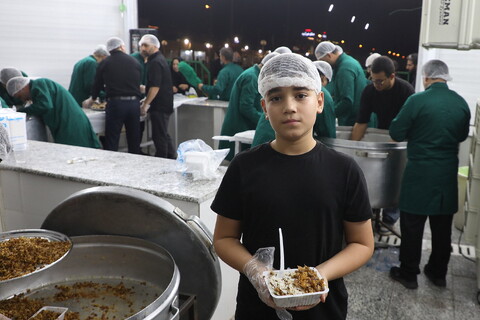 تصاویر/ پذیرایی خادمان حرم کریمه اهل بیت(ع) از زوار اربعین