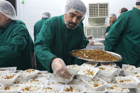 تصاویر/ پذیرایی خادمان حرم کریمه اهل بیت(ع) از زوار اربعین