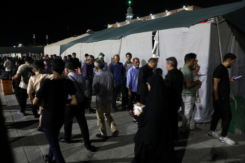 تصاویر/ پذیرایی خادمان حرم کریمه اهل بیت(ع) از زوار اربعین