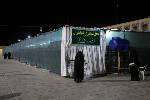 تصاویر/ پذیرایی خادمان حرم کریمه اهل بیت(ع) از زوار اربعین