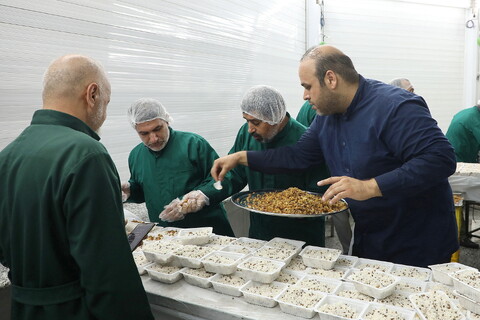 تصاویر/ پذیرایی خادمان حرم کریمه اهل بیت(ع) از زوار اربعین