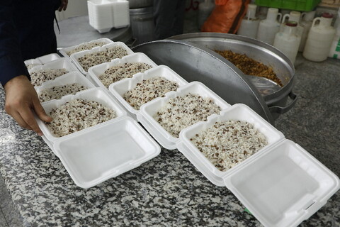 تصاویر/ پذیرایی خادمان حرم کریمه اهل بیت(ع) از زوار اربعین