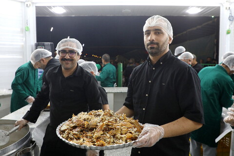 تصاویر/ پذیرایی خادمان حرم کریمه اهل بیت(ع) از زوار اربعین