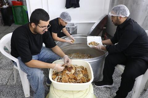 تصاویر/ پذیرایی خادمان حرم کریمه اهل بیت(ع) از زوار اربعین