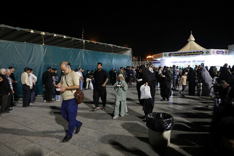 تصاویر/ پذیرایی خادمان حرم کریمه اهل بیت(ع) از زوار اربعین