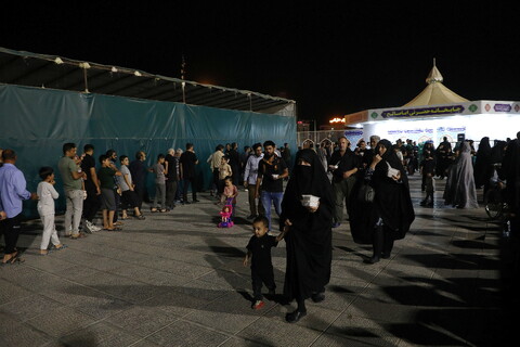 تصاویر/ پذیرایی خادمان حرم کریمه اهل بیت(ع) از زوار اربعین