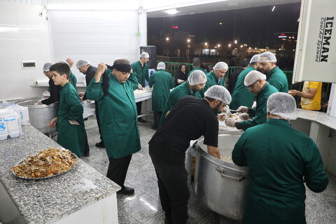 تصاویر/ پذیرایی خادمان حرم کریمه اهل بیت(ع) از زوار اربعین