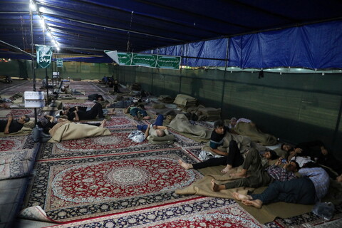 تصاویر/ پذیرایی خادمان حرم کریمه اهل بیت(ع) از زوار اربعین