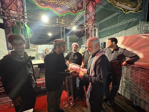 تصاویر بازدید نماینده ولی فقیه از موکب اربعین