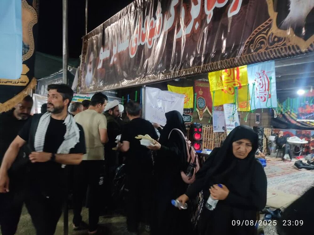 حوزه/ از زائرین سرور و سالار شهیدان در موکب بزرگ شهدای عشایر کشور واقع در مرز مهران پذیرایی به عمل آمد.