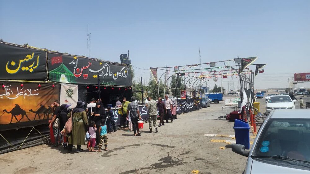 خدمات ‌رسانی موکب شهدای مدافع حرم حضرت علی‌اصغر(ع) به زائران اربعین در مرز شلمچه