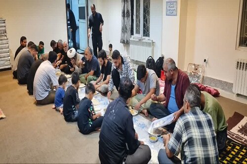 استقبال پرشور زائران از موکب مدرسه علمیه حضرت باقرالعلوم(ع) در سرپل‌ذهاب + عکس