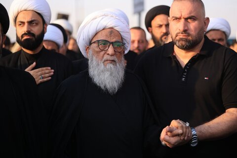 المرجع النجفي يشارك في المسير نحو كربلاء المقدسة مع زوار الإمام الحسين (ع)