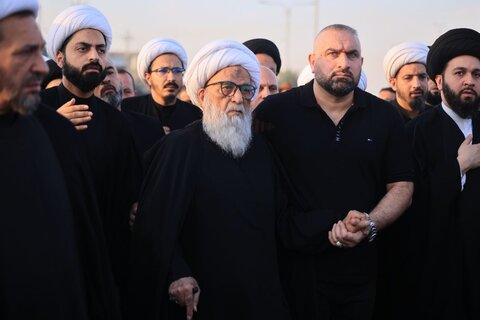 المرجع النجفي يشارك في المسير نحو كربلاء المقدسة مع زوار الإمام الحسين (ع)