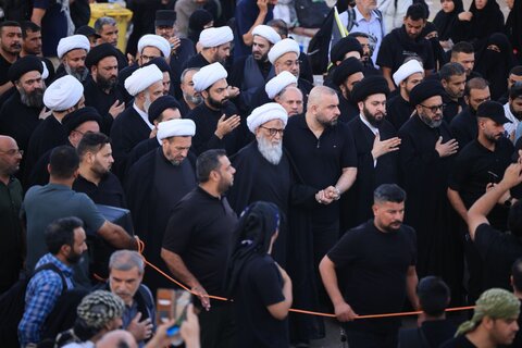المرجع النجفي يشارك في المسير نحو كربلاء المقدسة مع زوار الإمام الحسين (ع)