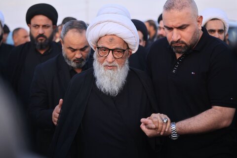 المرجع النجفي يشارك في المسير نحو كربلاء المقدسة مع زوار الإمام الحسين (ع)