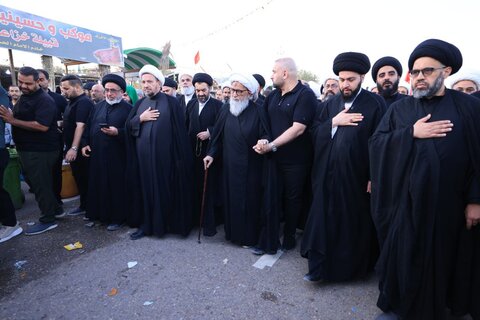 المرجع النجفي يشارك في المسير نحو كربلاء المقدسة مع زوار الإمام الحسين (ع)